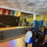 Les élèves de la MJC de Lézignan-Corbières font une démonstration de hip-hop sur la scène du gymnase de l'IME
