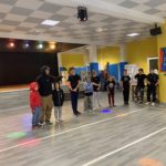 Jeunes de la MJC et de l'IME réunis dans le gymnase pour une session de breakdance