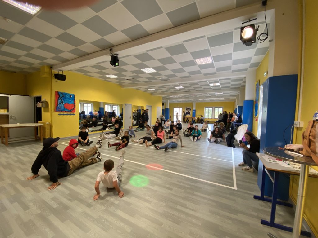 Jeunes de la MJC et de l'IME réunis dans le gymnase pour une session de breakdance