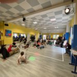 Jeunes de la MJC et de l'IME réunis dans le gymnase pour une session de breakdance