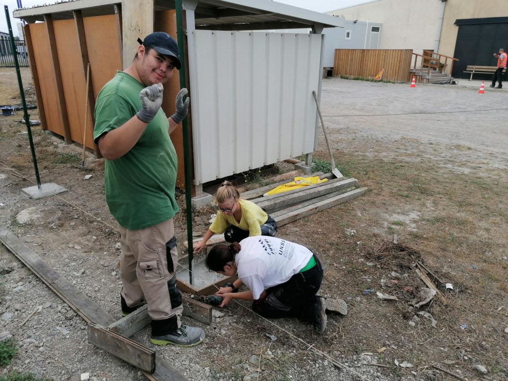 3 jeunes sur le chantier en plein travail