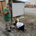 3 jeunes sur le chantier en plein travail