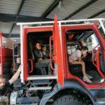 Trois jeunes dans le camion de pompiers