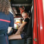 Deux jeunes dans le camion de pompiers