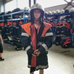 Un jeune en tenue complète de pompier