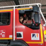 Deux jeunes dans le camion de pompiers