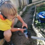 Un jeune fille en plein travail sur le chantier