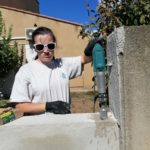 Une jeune fille en plein travail sur le chantier