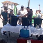Les jeunes devant un stand sur le développement durable