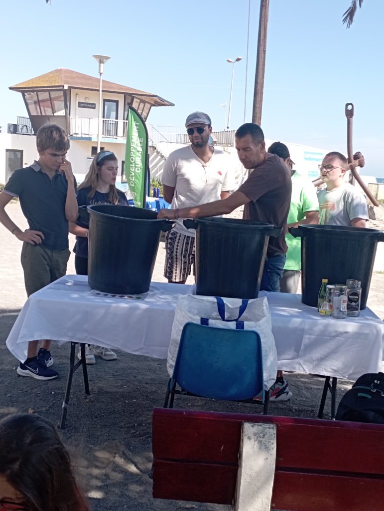 Les jeunes devant un stand sur le développement durable