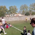 Les jeunes et les encadrants sur un terrain de sport