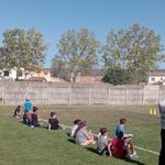 Les jeunes et les encadrants sur le bord du terrain