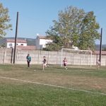 3 jeunes et une adulte courent sur le terrain