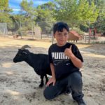 Un jeune garçon avec une chèvre