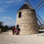 Photo de groupe devant le moulin