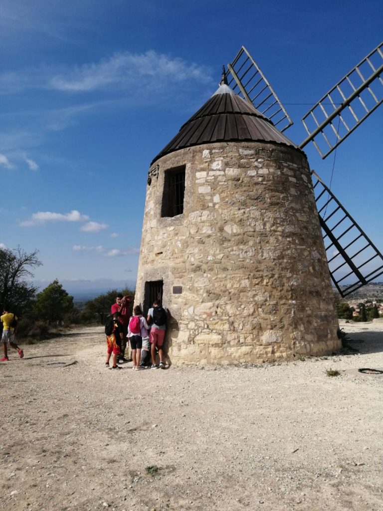 Photo de groupe devant le moulin