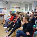 Les jeunes écoutent attentivement l'officier venu les informer