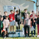 Un groupe d'enfants sur le podium les bras levés (course 5)