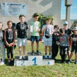Un groupe d'enfants sur le podium (course 6)