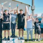 Un groupe d'enfants sur le podium les bras levés (course 4)