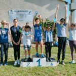Un groupe d'enfants sur le podium les bras levés (course 3)