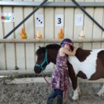 Une jeune et son poney