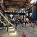 Les jeunes dans le Musée Spiktri Street Art Universe