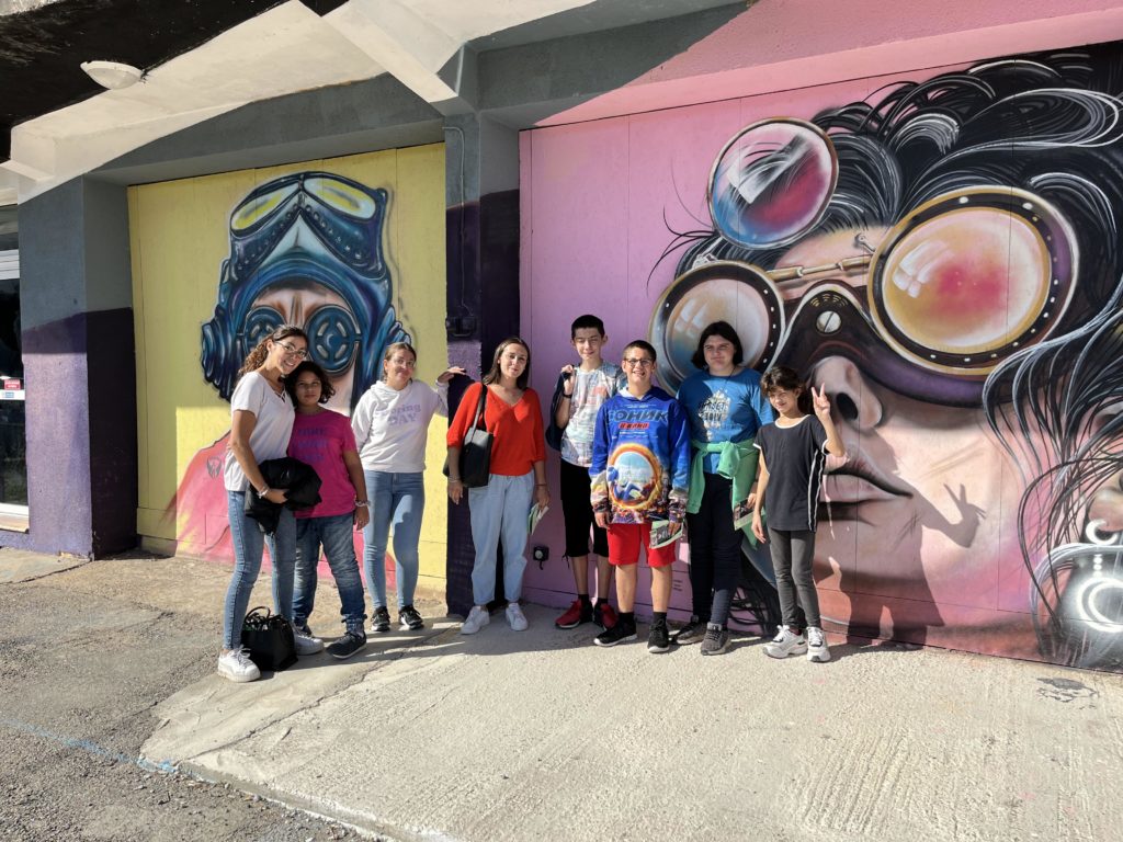 Photo de groupe devant le Musée Spiktri Street Art Universe