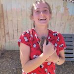 Une jeune fille avec un oiseau dans les mains