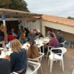 L'ensemble des participants partagent un repas