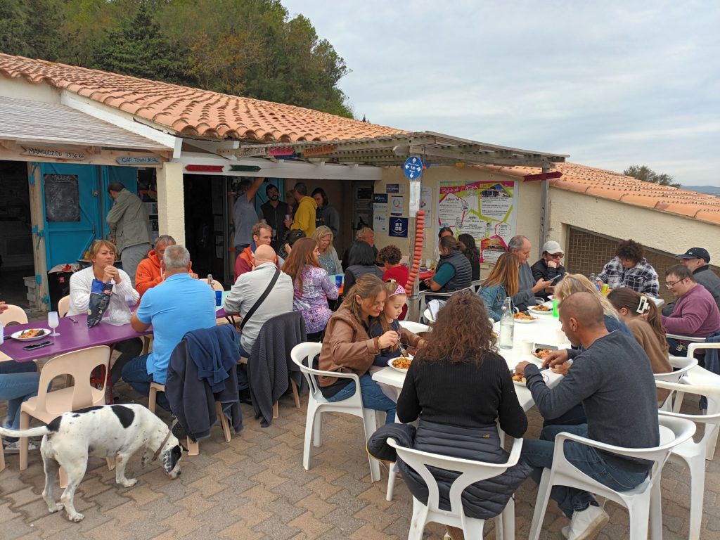 L'ensemble des participants partagent un repas