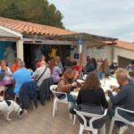 L'ensemble des participants partagent un repas