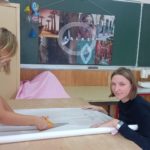 Deux jeunes filles découpent du tissus