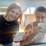 Deux jeunes filles entrain de coudre