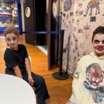 Deux enfants maquillés pour Halloween