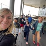 Selfie de groupe dans une salle de l'aquarium