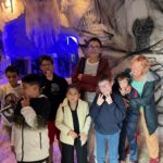 7 jeunes et une accompagnatrice dans une salle de l'aquarium