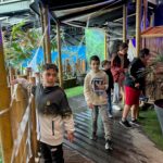 cinq jeunes dans une salle de l'aquarium