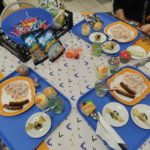 Une table de 4 personnes avec l'ensemble des plats et les décorations