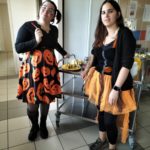 Deux personnes déguisées au service