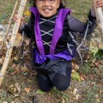 Une jeune fille déguisée avec une robe noire et violet