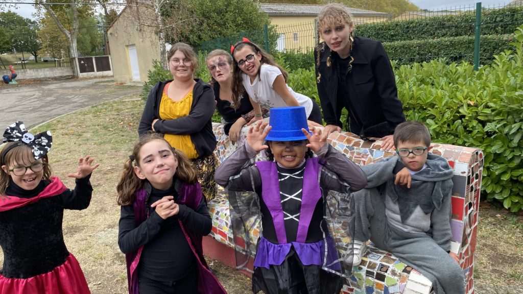 Photo de groupe de 8 jeunes déguisés et maquillés