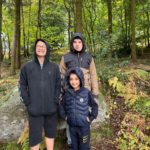 3 jeunes dans les bois