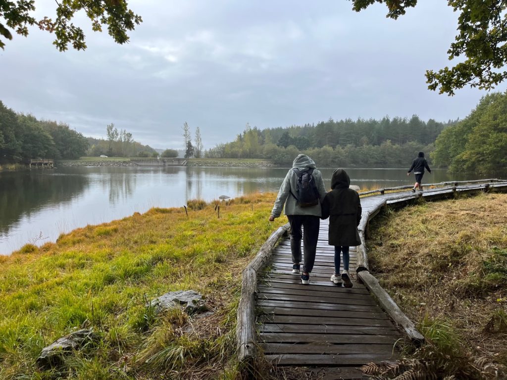 2 jeunes et une accompagnatrice sur le chemin qui contourne le barrage