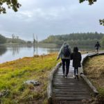 2 jeunes et une accompagnatrice sur le chemin qui contourne le barrage