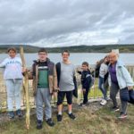 5 jeunes et une accompagnatrice posent devant le barrage