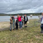 4 jeunes et les deux accompagnantes posent devant le barrage de Laprade