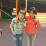 Deux jeunes souriantes à l'intérieur du parc de jeu