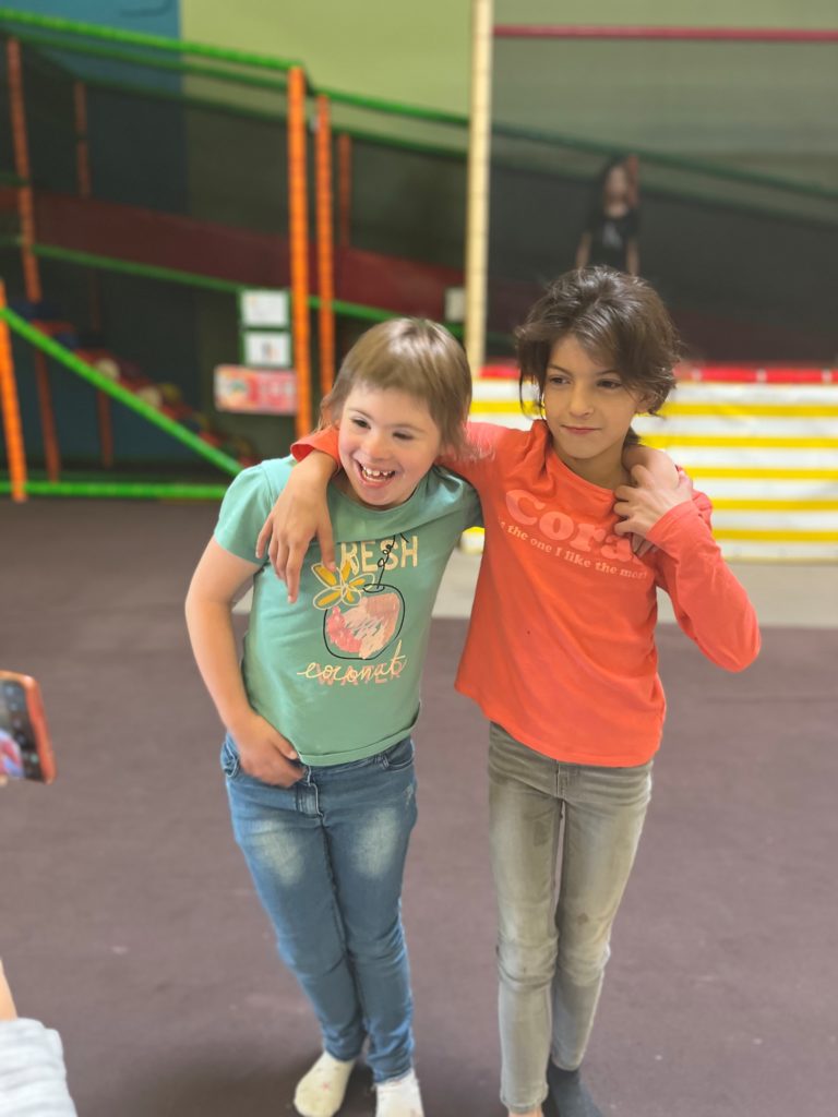 Deux jeunes souriantes à l'intérieur du parc de jeu