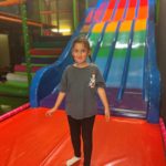 Une jeune fille devant les toboggans